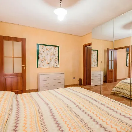 Cozy Chalet At Lombardy With Pool Мароне