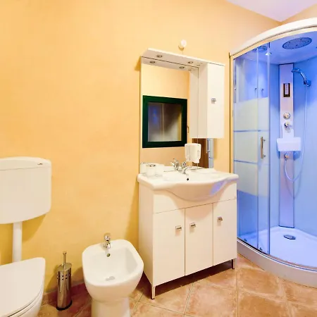 Cozy Chalet At Lombardy With Pool