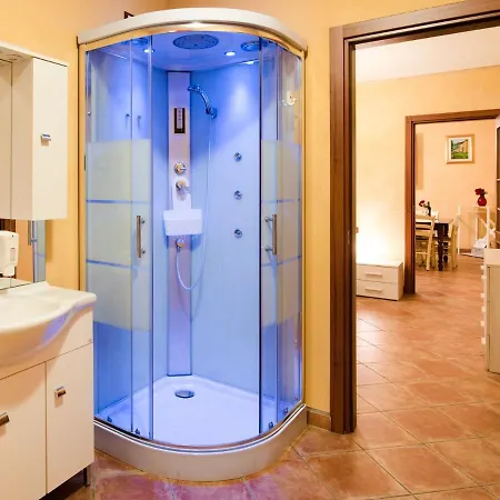 Cozy Chalet At Lombardy With Pool Alpesi faház *