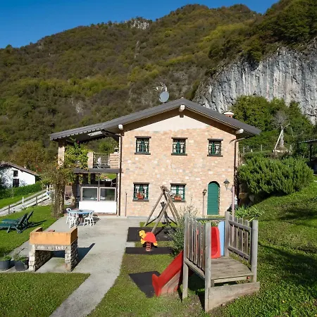 Alpesi faház Cozy Chalet At Lombardy With Pool Marone